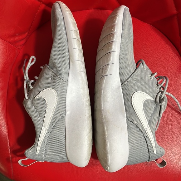 Nike Roshe One (GS) Wolf Gray White Running Youth Size 5Y - Picture 7 of 8